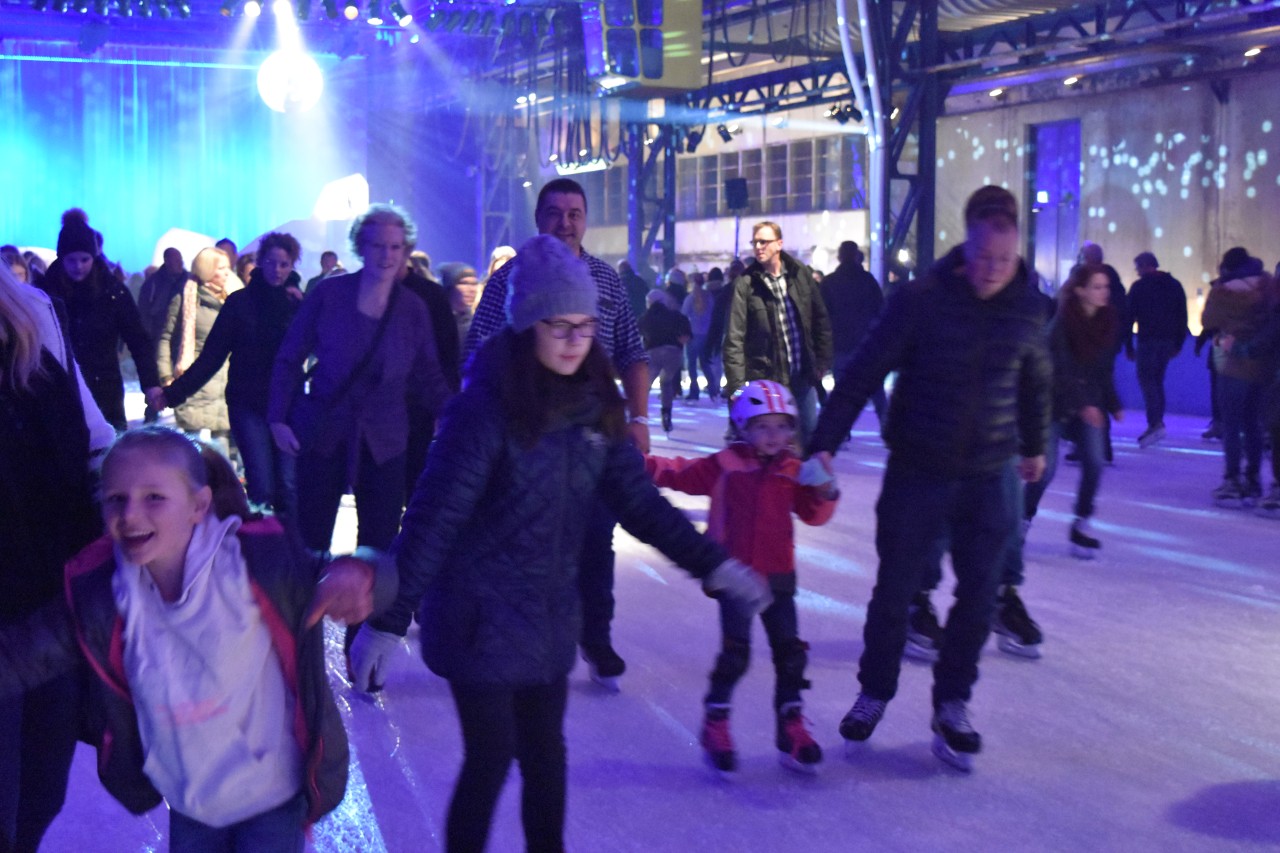 Mehrere Generation gleiten in der Jahrhunderhalle bei der Eistreff-Revival-Party übers Eis. Ob Groß oder Klein: Eislaufen macht hier jedem Spaß!