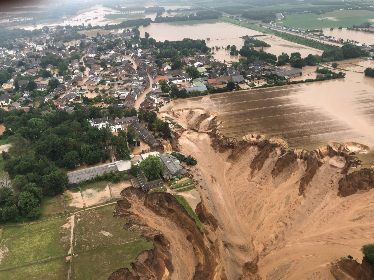 Die Flut-Katastrophe hat 2021 ein Bild der Verwüstung in NRW hinterlassen, wie hier in Erftstadt-Blessem.