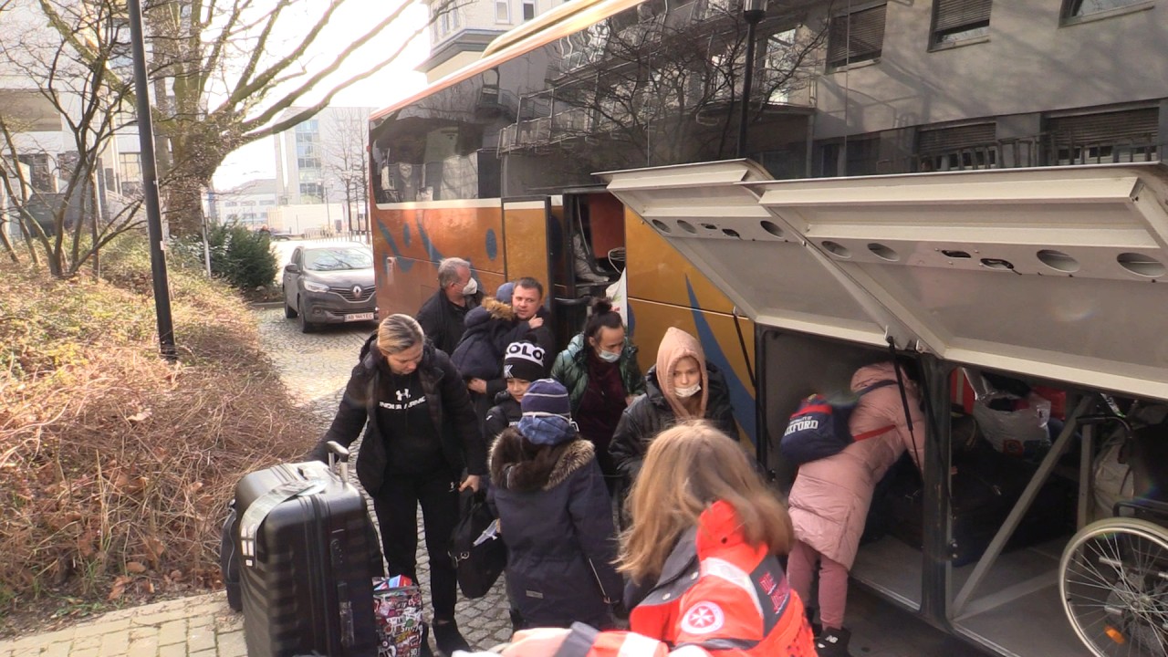 21 krebskranke Kinder aus der Ukraine sind am Sonntag (6. März) am Uniklinikum Essen angekommen.
