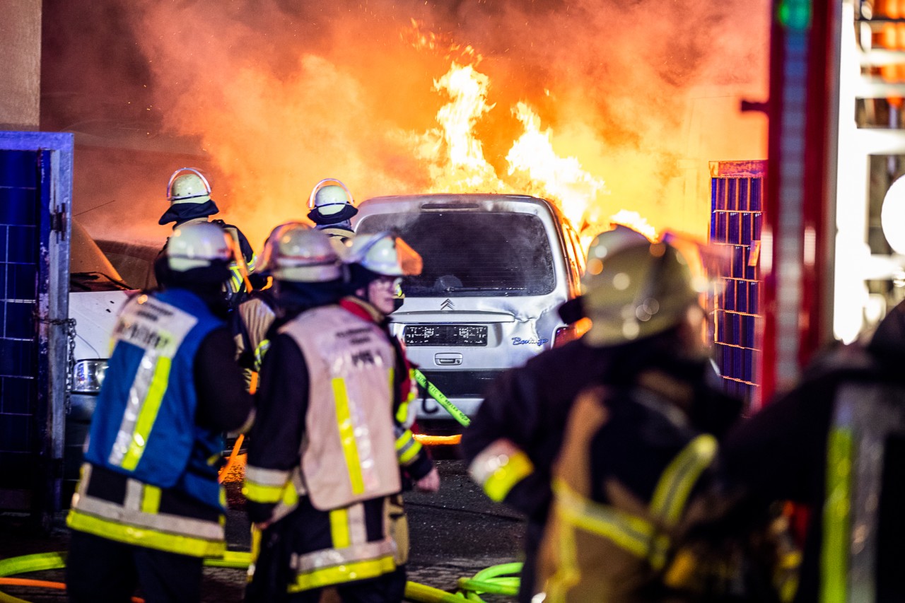 Die Feuerwehr Essen kämpfte am Donnerstagabend gegen Flammen im Nordviertel.