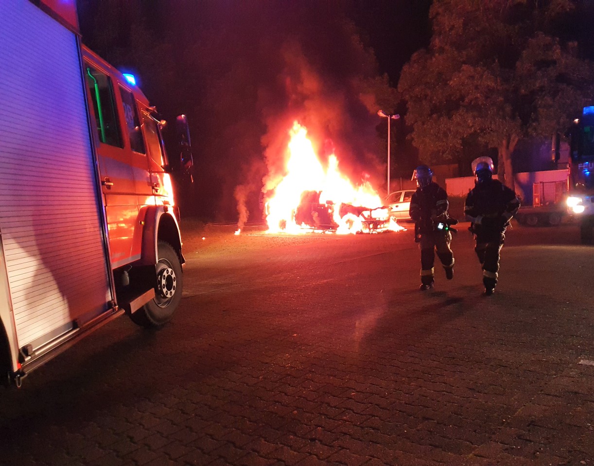 Lichterloh stand das Auto in Essen in Flammen.