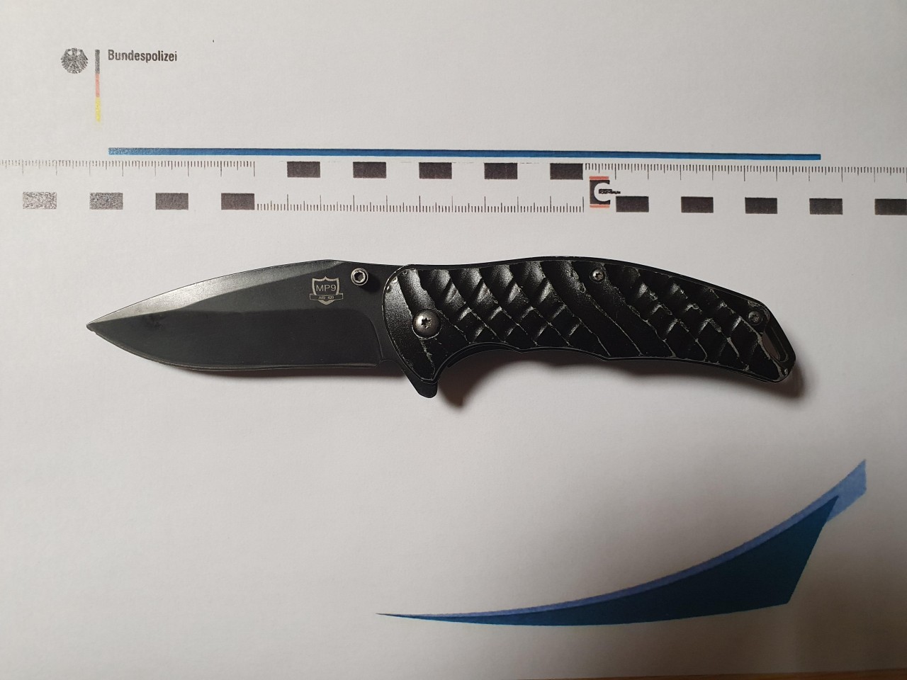 Dieses Messer nahm die Polizei dem Teenager in Essen ab. 