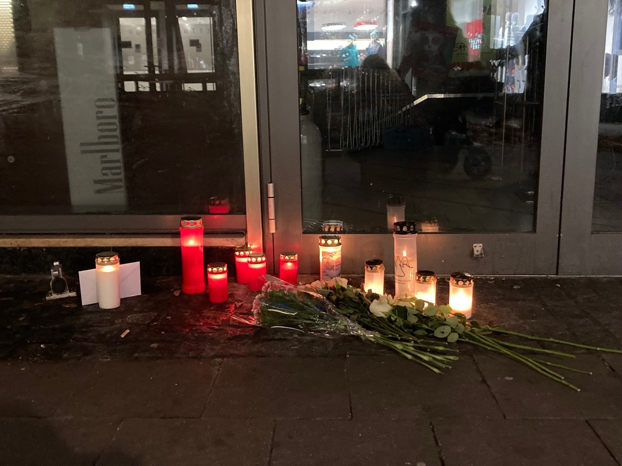 Trauernde haben nach der Todesnachricht vor der Mupa Kerzen angezündet.