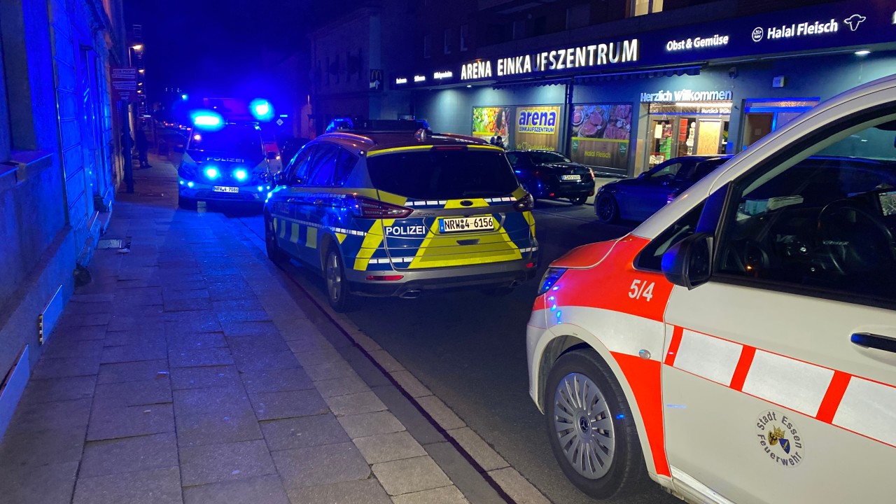 Ein Unbekannter hat sein Opfer direkt an der Haustür niedergeschlagen. Die Polizei ermittelt.