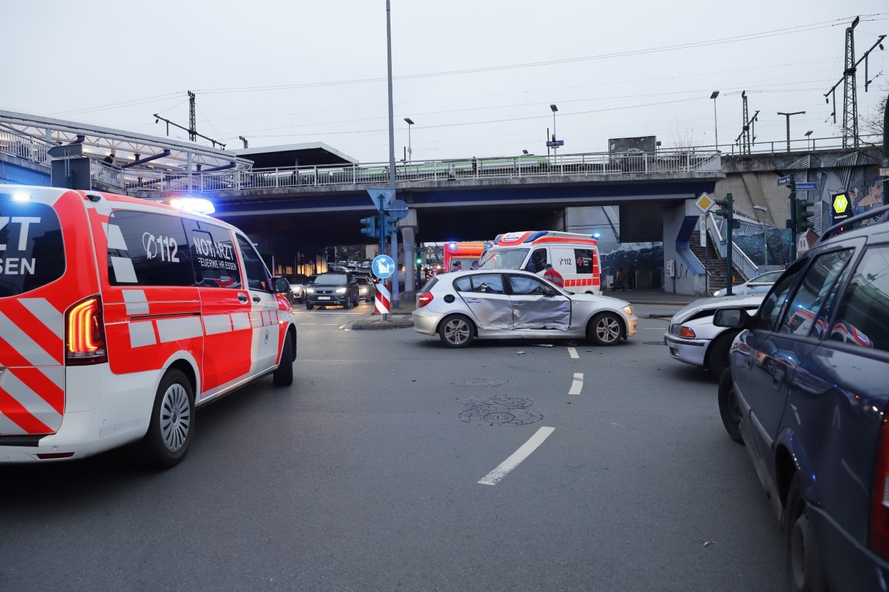 Essen: Bei dem Unfall wurden zwei Beteiligte schwer verletzt. 