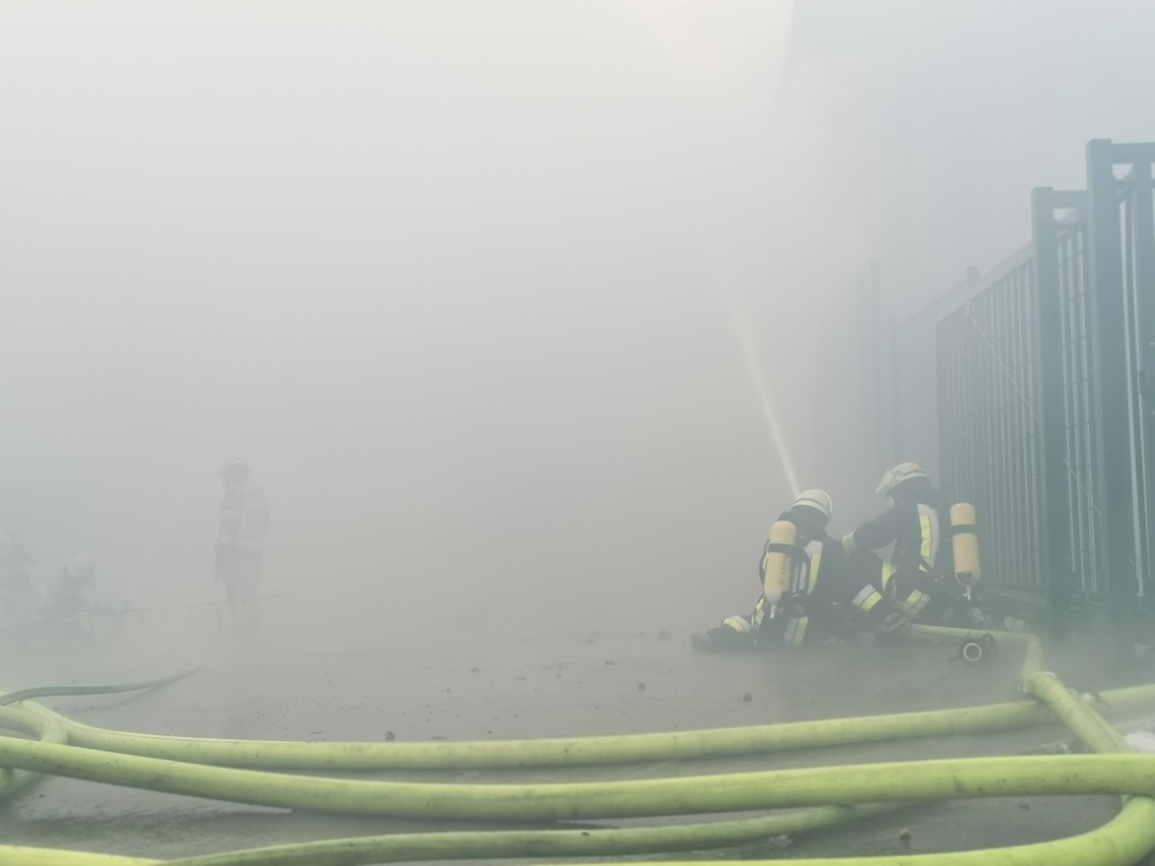Einsatzkräfte der Feuerwehr kämpften im dichten Rauch gegen die Flammen.
