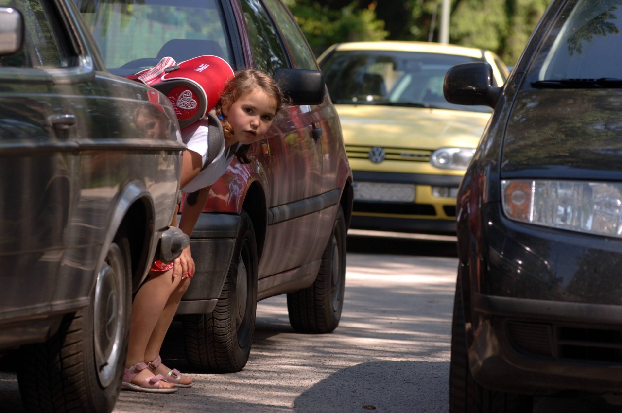 Essen: Schulkinder müssen sich zwischen parkenden und haltenden Autos den Weg zum Eingang bahnen. (Symbolfoto)