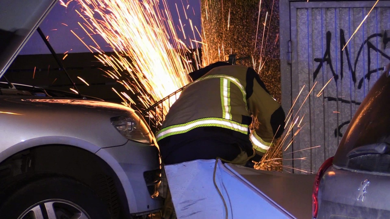 Die Feuerwehr Essen brauchte schweres Gerät, um das Auto zu bergen.