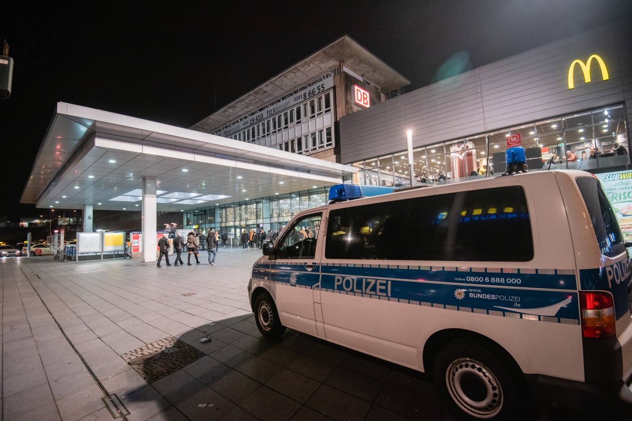 Essen Hauptbahnhof: Die Polizei sucht nach einem brutalen Angreifer. (Archivbild)