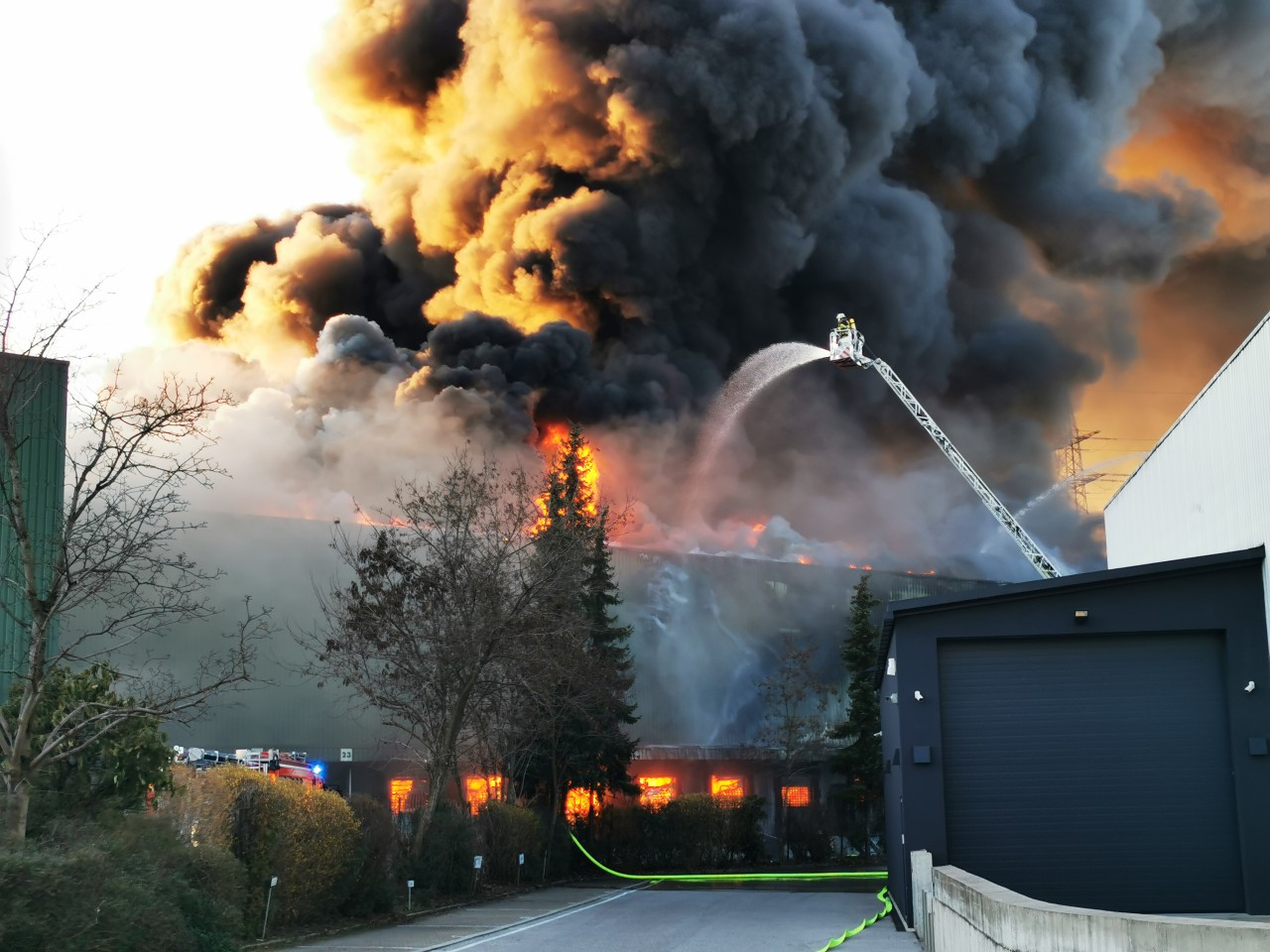 In Essen kämpft die Feuerwehr gegen einen Großbrand einer Lagerhalle auf dem Gelände der ehemaligen Zeche Katharina.