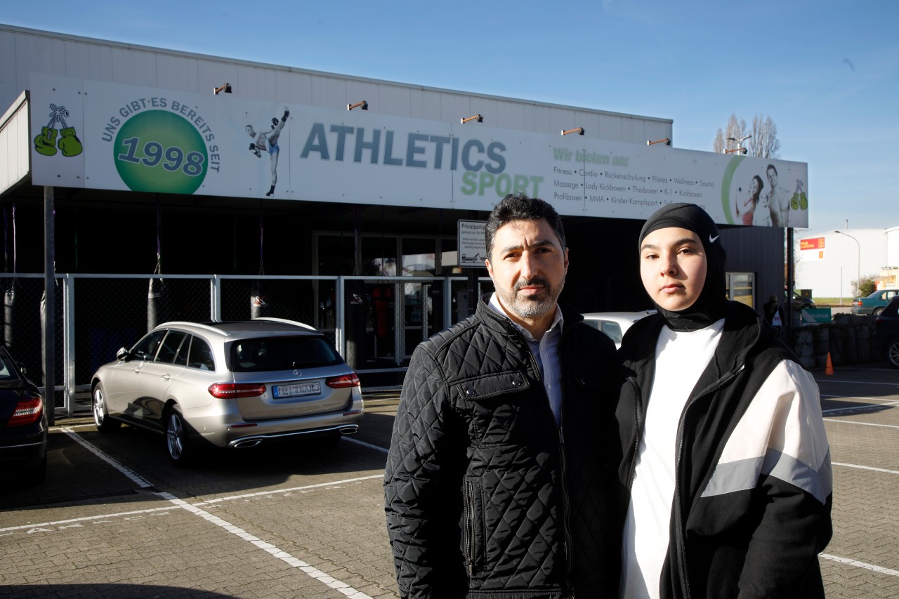 Essen: Emine Toprak (16) und ihr Vater Resul Toprak sind wütend – sie machen dem Sportstudio „Athletic Sport“ heftige Vorwürfe.