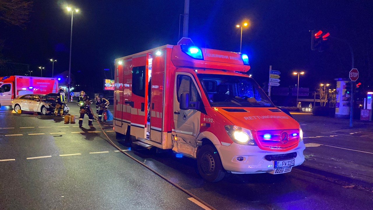 In Essen ist ein Rettungswagen mit einem Auto zusammengekracht.