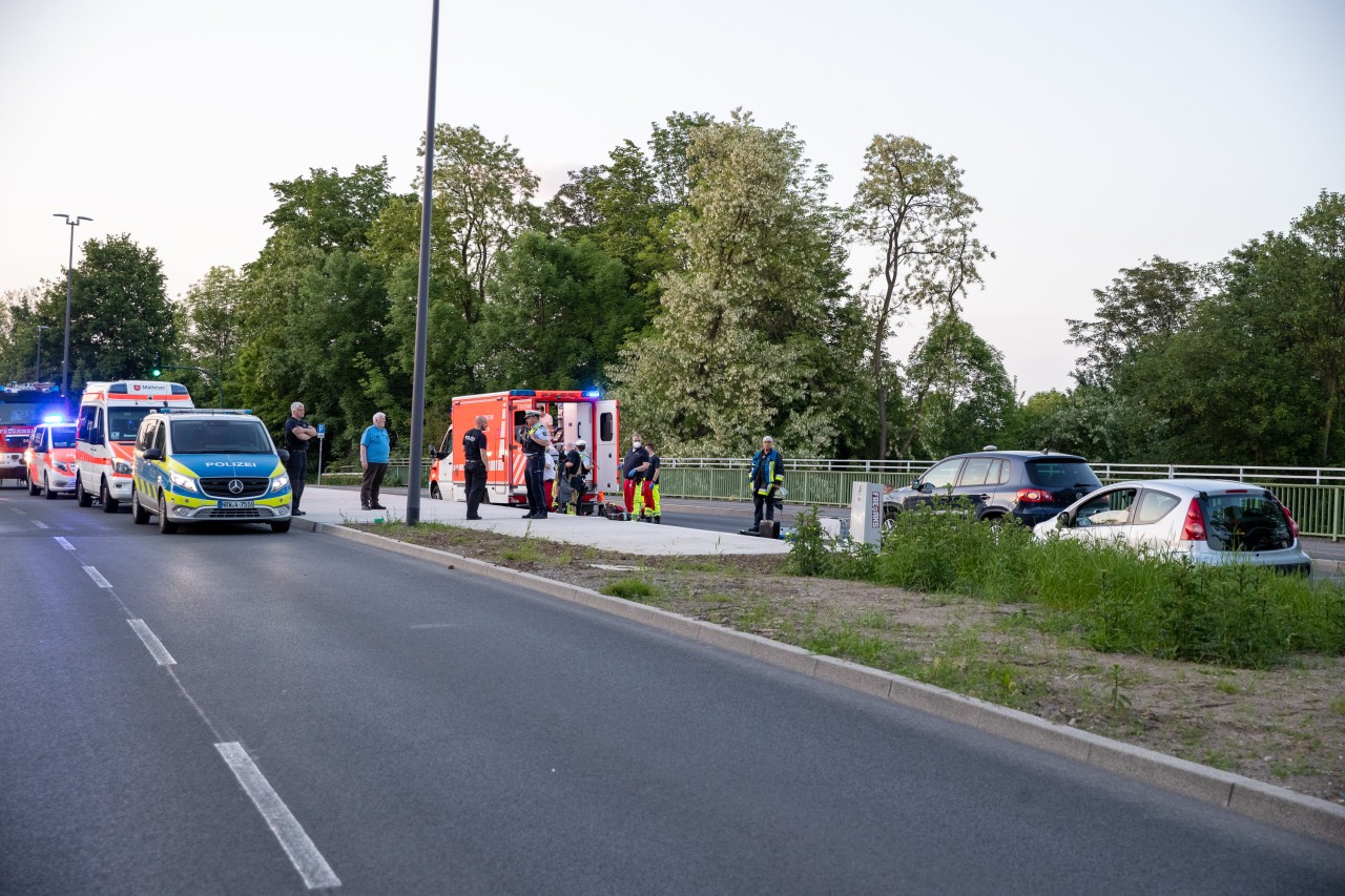 In Essen Bergeborbeck wurde ein Mann von einem Auto erfasst und schwer verletzt. 