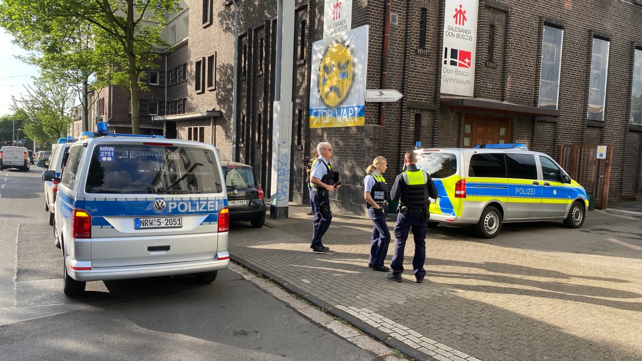 Einheiten der Polizei Essen am Donnerstag vor dem Don-Bosco-Gymnasium in Borbeck, wo ein Terroranschlag verhindert werden konnte. 