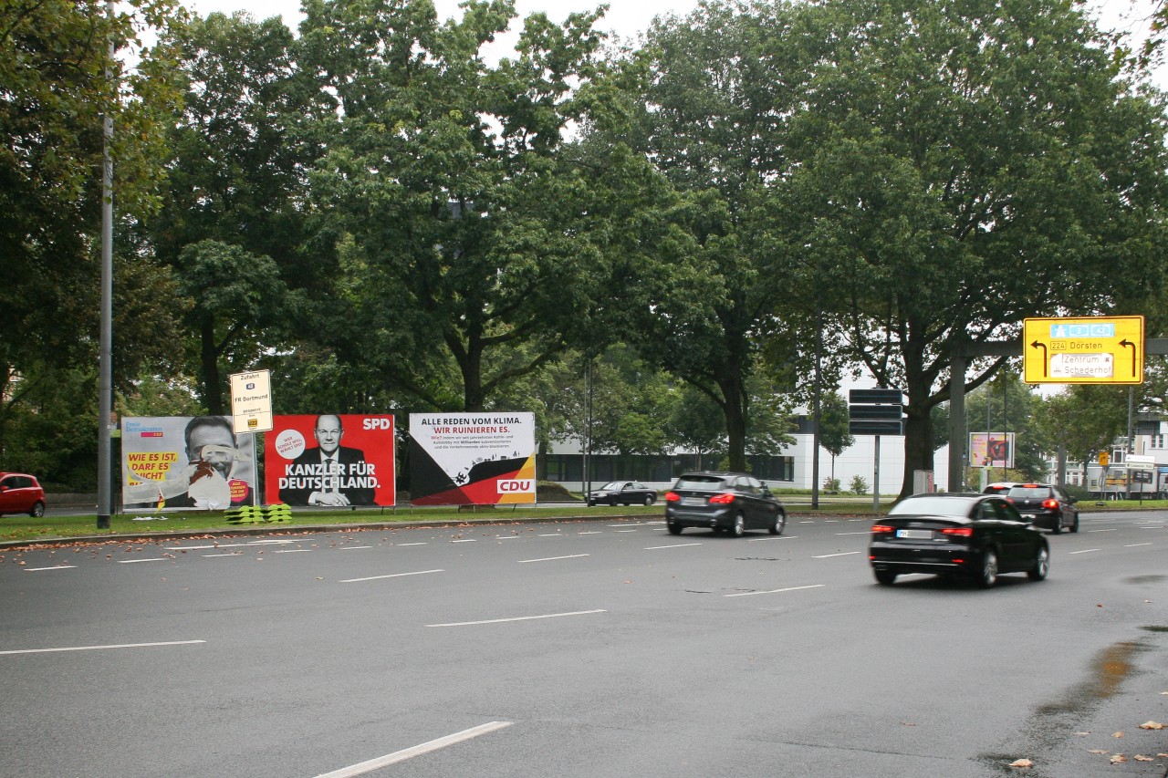 In Essen wirkt das CDU-Plakat der Klimaaktivisten neben denen von SPD und FDP auf den ersten Blick täuschend echt.