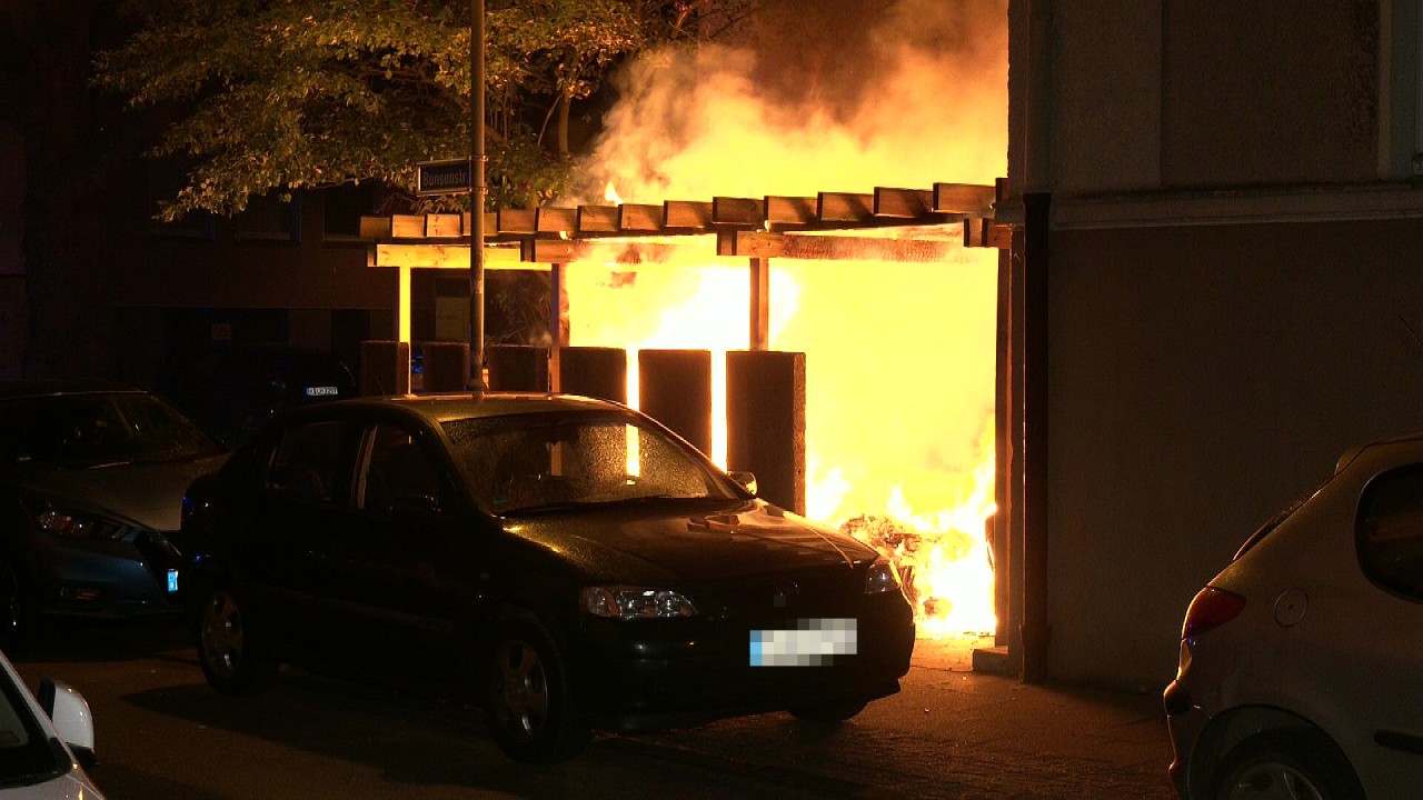 In Essen-Frohnhausen hat es in der Nacht an mehreren Stellen gebrannt.