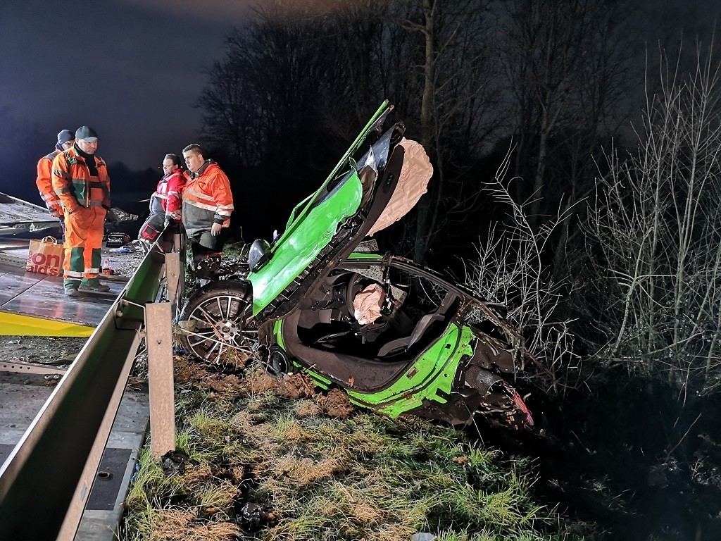 Essen: Die 18-jährige Gina aus Mülheim konnte nur noch tot aus dem McLaren-Wrack auf der A52 geborgen werden. (Archivbild)