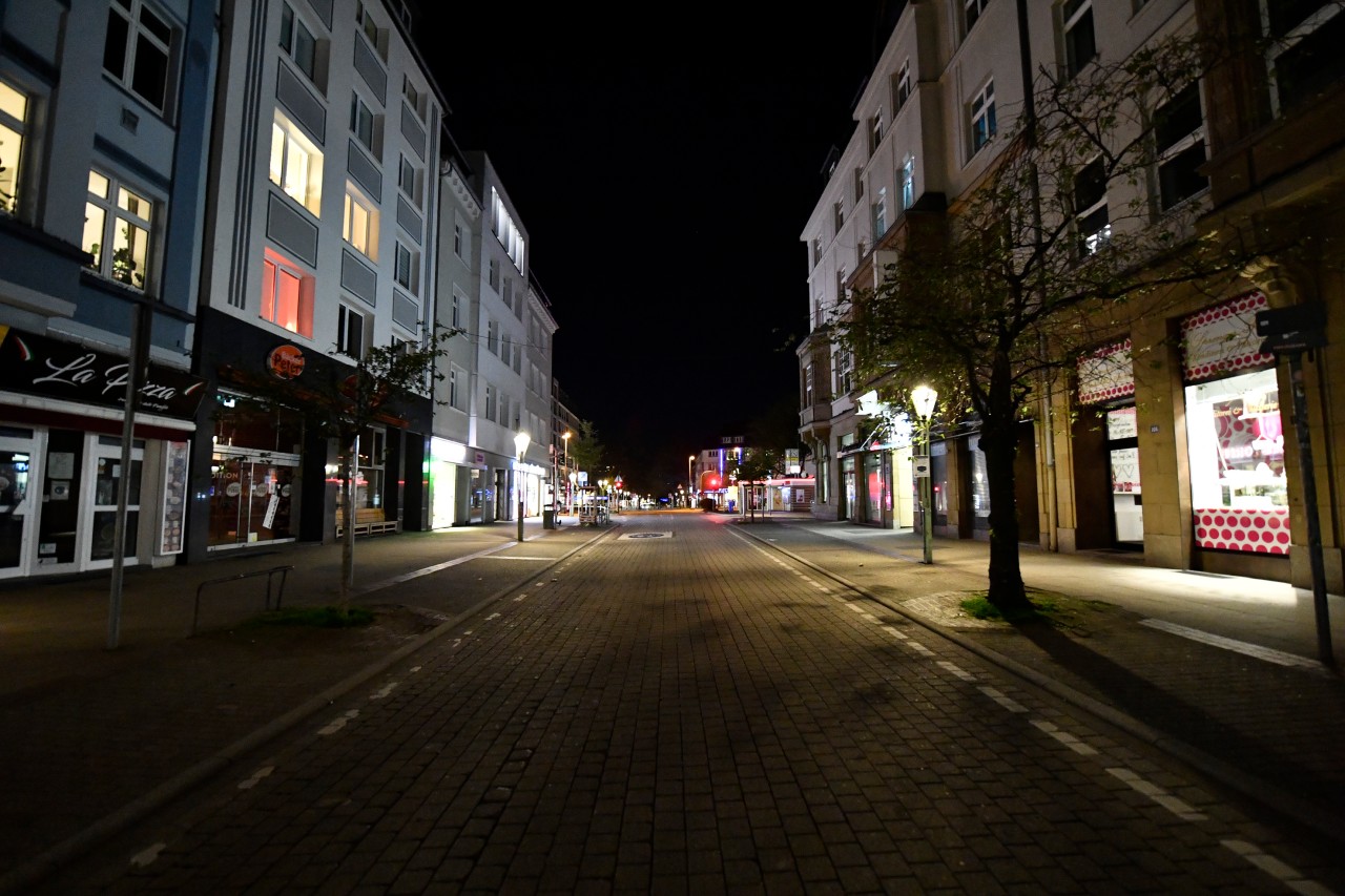 Die menschenleere Rüttenscheider Straße in Essen nach Eintritt der Ausgangssperre.