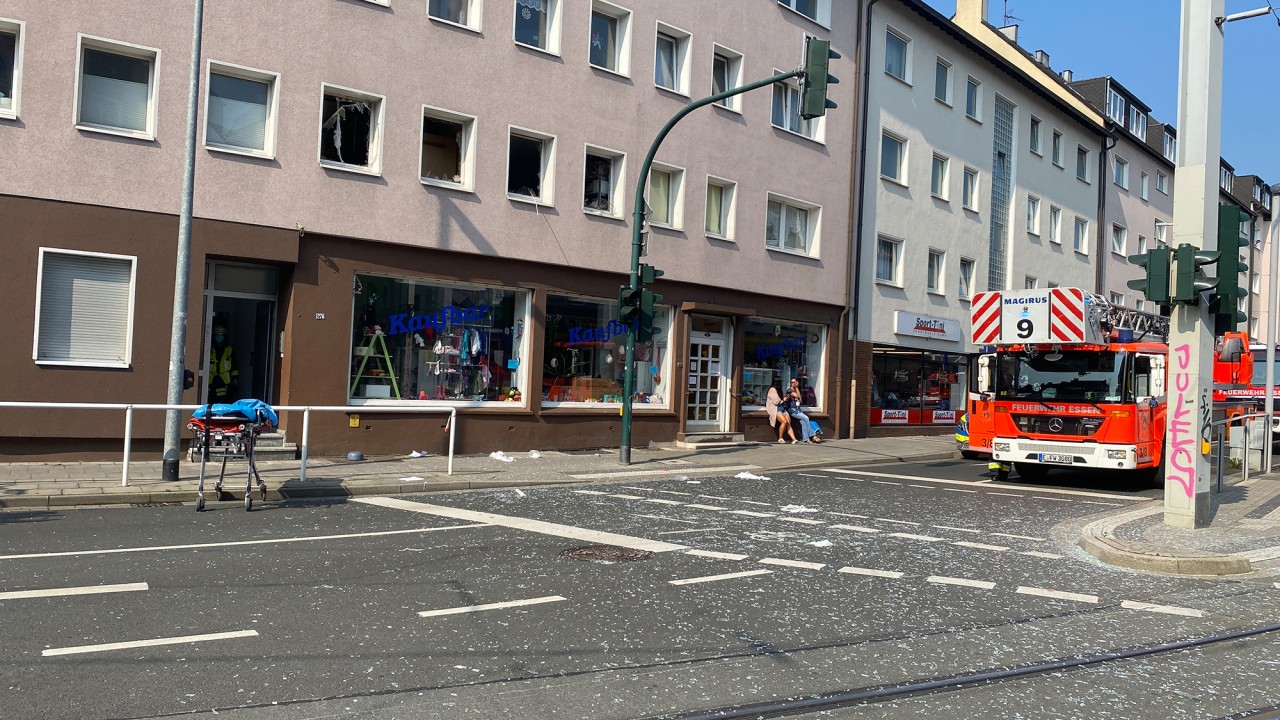 In Essen kam es am Montagvormittag zu einer Explosion in einer Wohnung. Trümmerteile und Scherben flogen meterweit. 