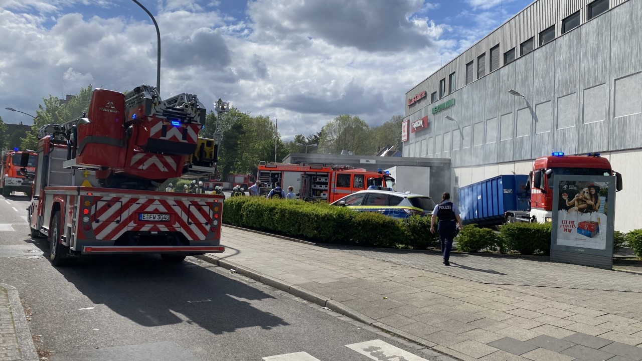 Ein Müllcontainer am Alle-Center in Essen fing Feuer. 