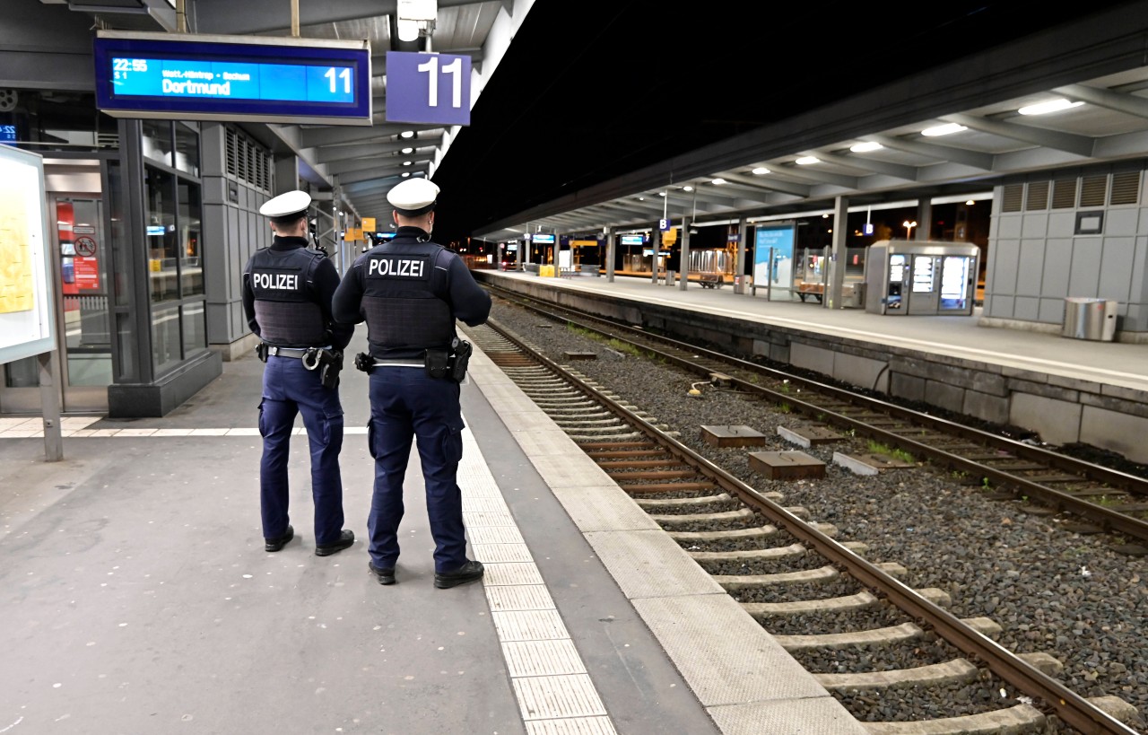 In Essen wird die Polizei für einen Einsatz zum Hauptbahnhof gerufen. (Symbolbild)