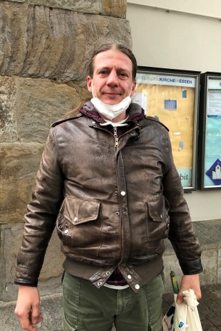 Der Obdachlose Stefan (44) aus Essen ist strikt gegen die Ausgangssperre, fühlt sich in seiner Freiheit massiv eingeschränkt.