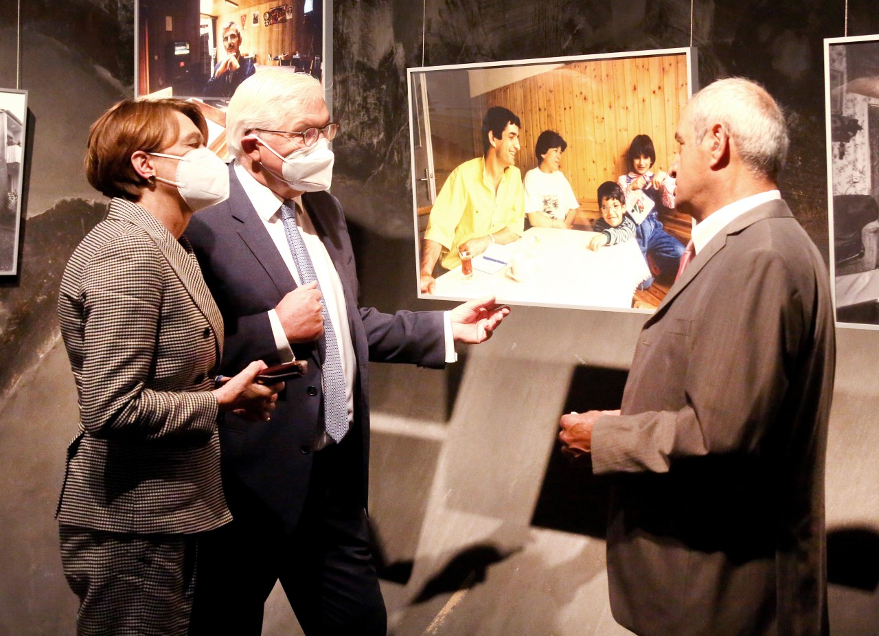 Bundespräsident Frank-Walter Steinmeier und seine Frau Elke Bündenbender unterhalten sich in der Ausstellung „Wir sind von hier. Türkisch-deutsches Leben 1990, Fotografien von Ergun Çagatay“ mit dem ehemaligen Bergmann Osman Cinkilic (r). 