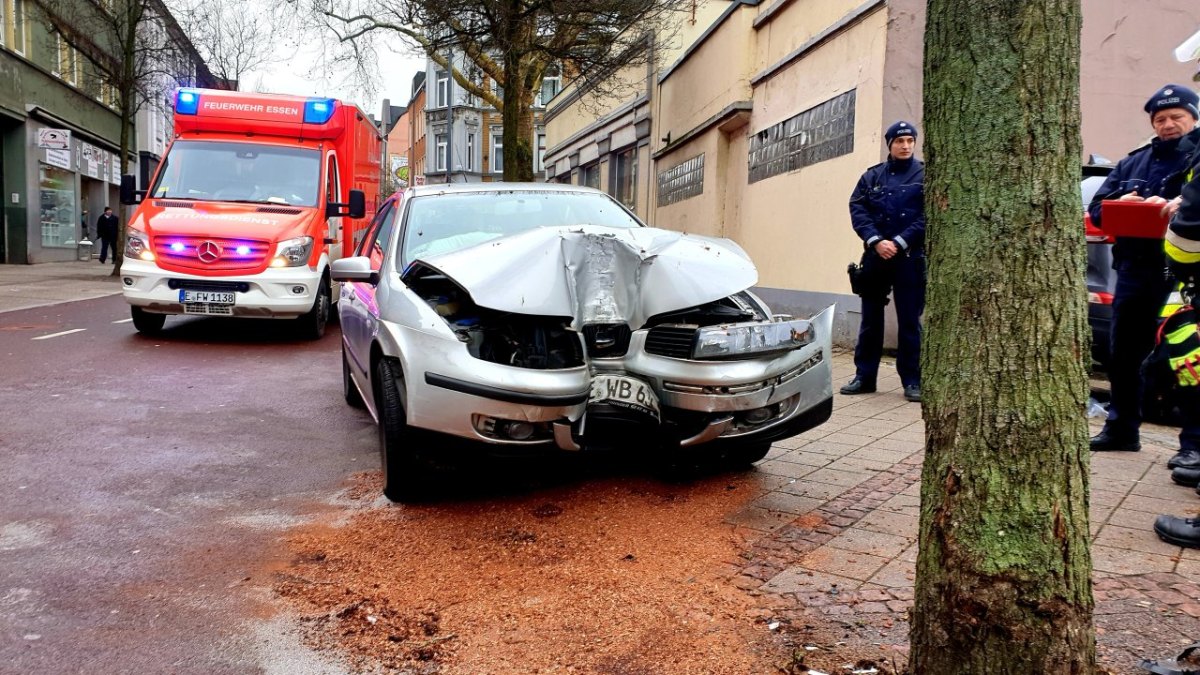 Essen Unfall Krayer Straße.jpg