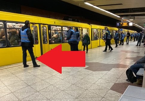 Mehrere Männer mit blauen Westen empfingen Pendler am Berliner Platz. Die Ruhrbahn führte dort am Donnerstag eine große Kontrollaktion durch.