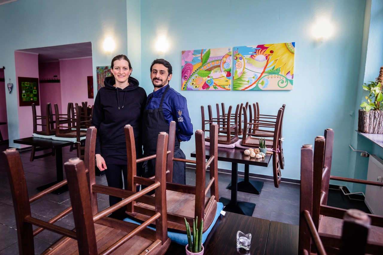 Essen: Katy Reichelt und Izzettin Tas, Besitzer des veganen Restaurants „Farbenfroh“, haben bereits die Stühle hochgestellt.