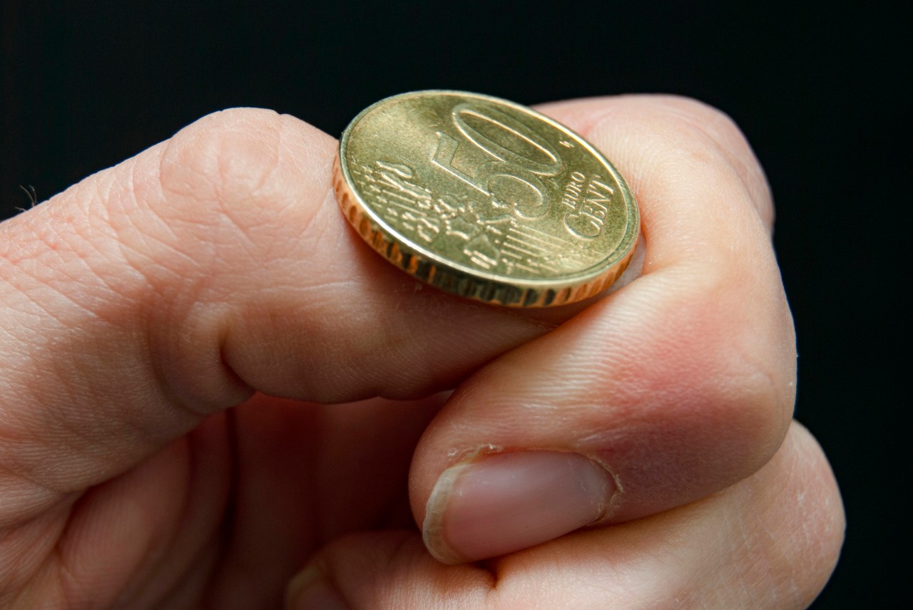 Euro: Mit einer besonderen 50-Cent-Münze solltest du lieber kein Fingerschnippen spielen. Dafür ist sie viel zu wertvoll. (Symbolbild)
