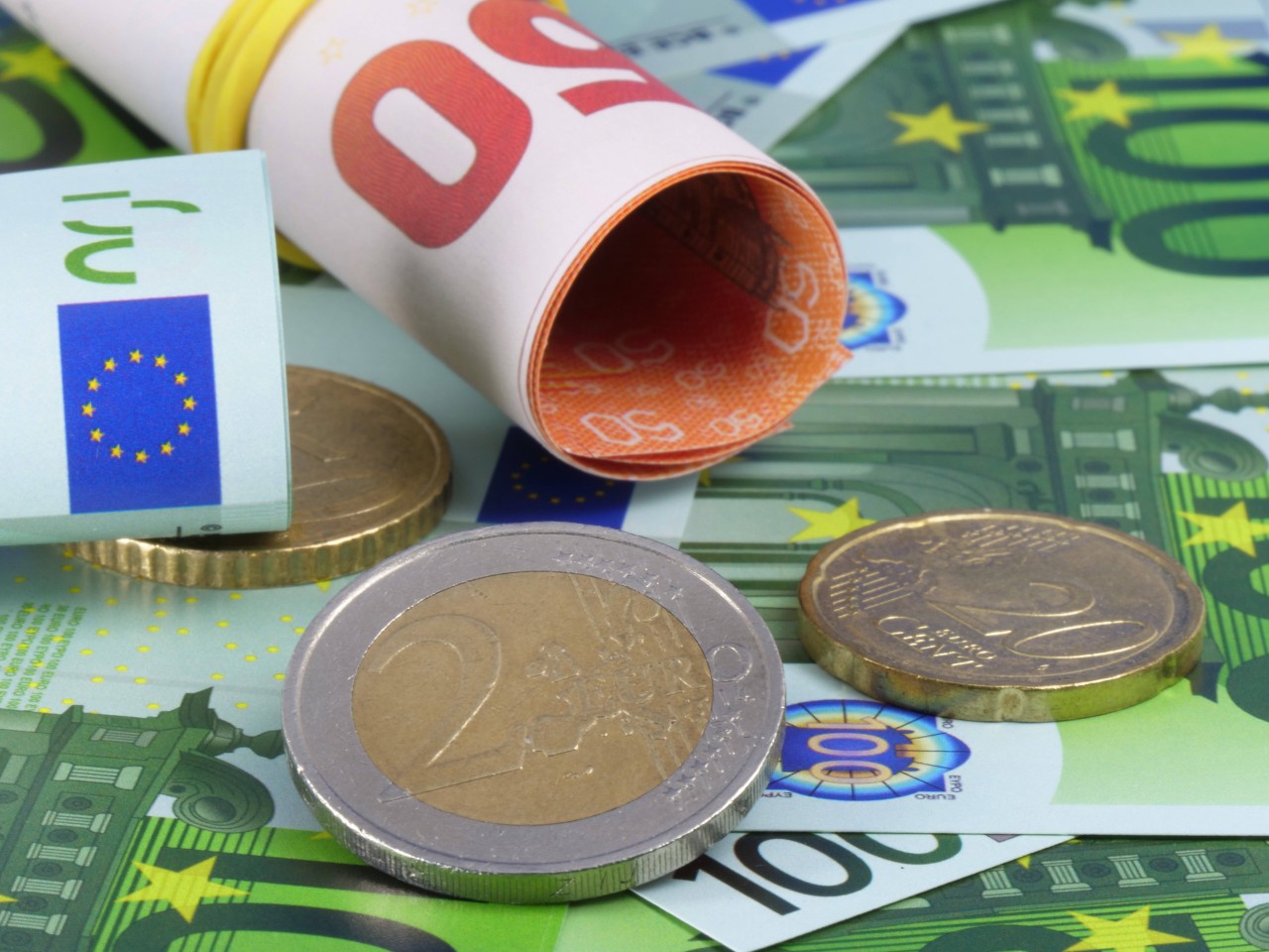 Euro-Scheine und Münzen können mehr wert sein, als man auf den ersten Blick denkt. (Symbolfoto)