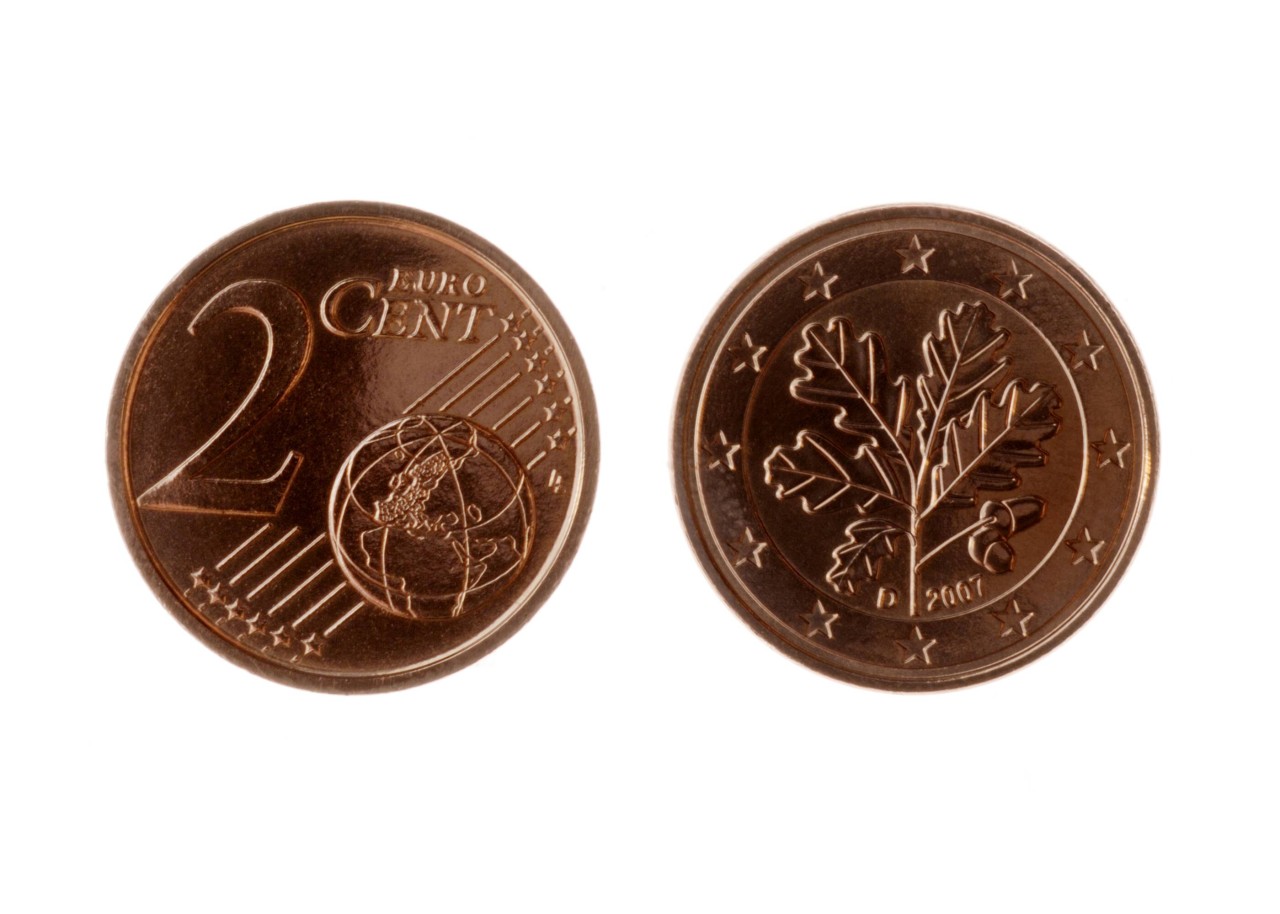 Normalerweise sieht ein 2-Euro-Cent-Stück so aus. Bei Fehlprägungen ist aber etwas schiefgelaufen. 