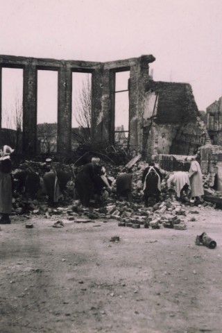Die Debatte um die Trümmerfrauen bringt neben Augenzeugenberichten immer mehr Foto-Dokumente zum Vorschein: Hier Frauen 1949 bei typischen Trümmerarbeiten an der zerstörten Apostelkirche in Frohnhausen.