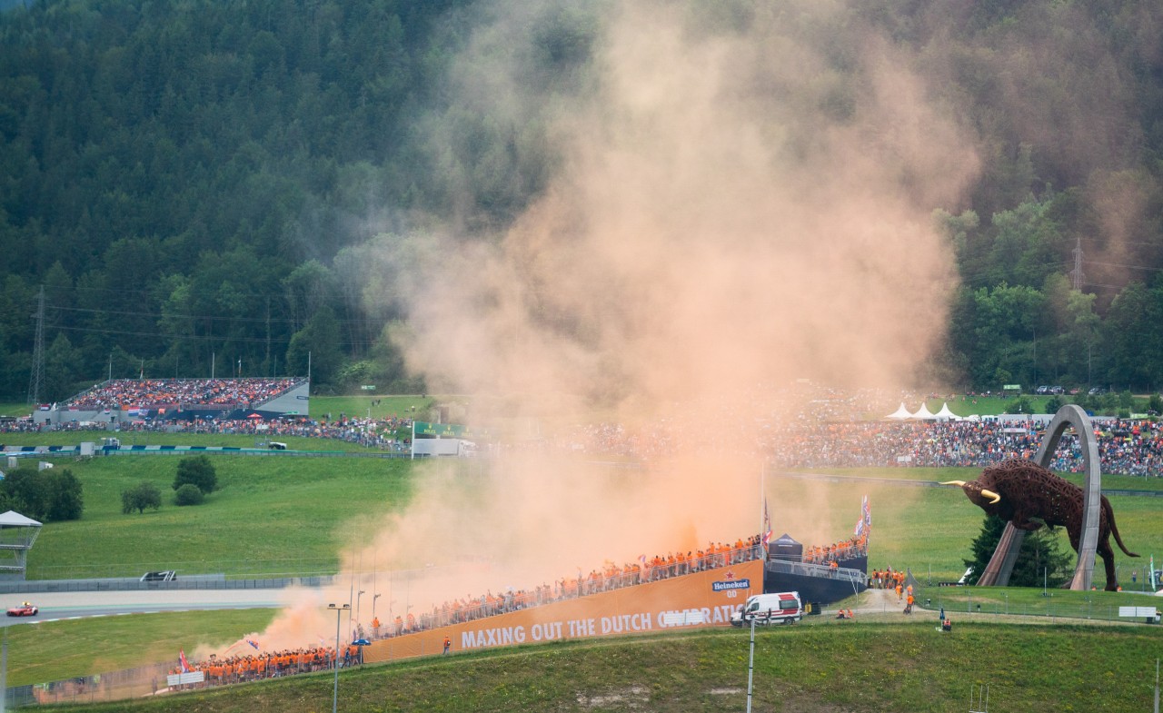 Schon bei den Rennen in Österreich vernebelten die Verstappen-Fans die Sicht.