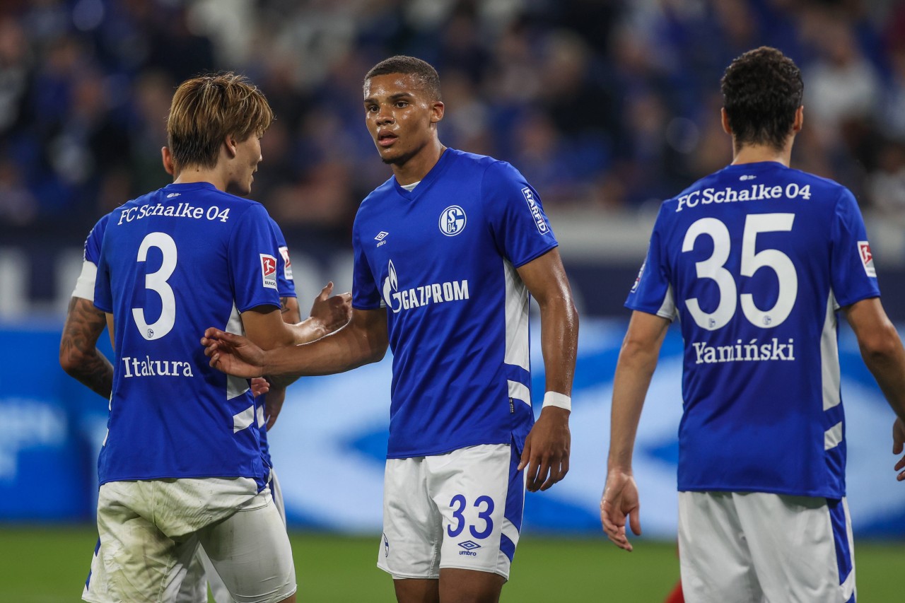 FC Schalke 04: Damit der Transfer von Ko Itakura (l.) realisiert werden kann, soll Malick Thiaw (m.) verkauft werden.