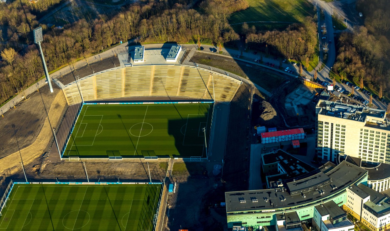 Das  Parkstadion des FC Schalke 04 mit dem einzig verbliebenen Flutlichtmast.
