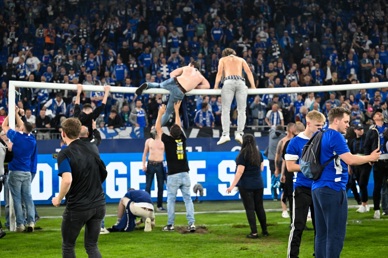 Die Fans des FC Schalke 04 feiern ausgiebig den Wiederaufstieg.