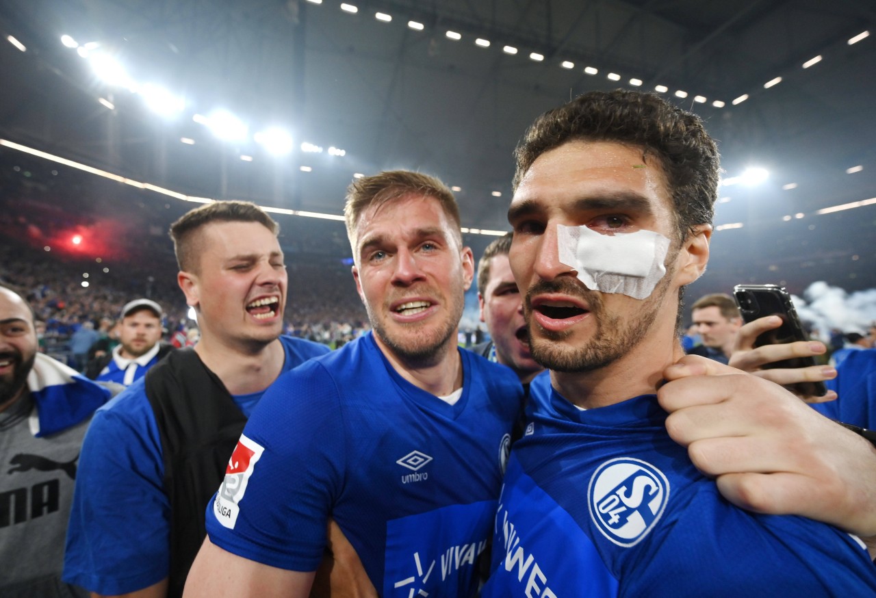 Der FC Schalke 04 feiert den Aufstieg in die Bundesliga.