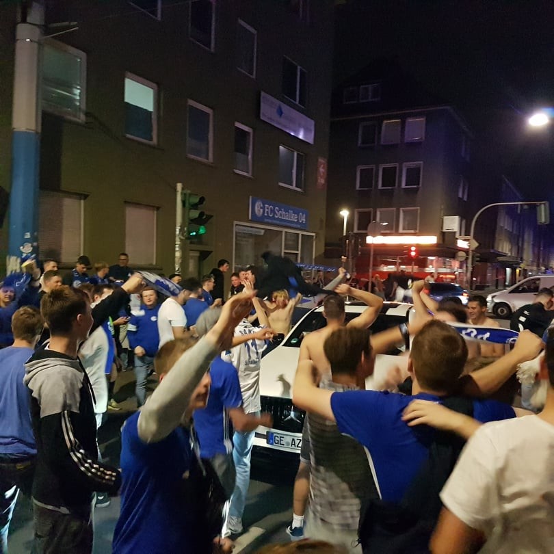 Auf der Schalker Meile feierten die Anhänger den Wiederaufstieg.