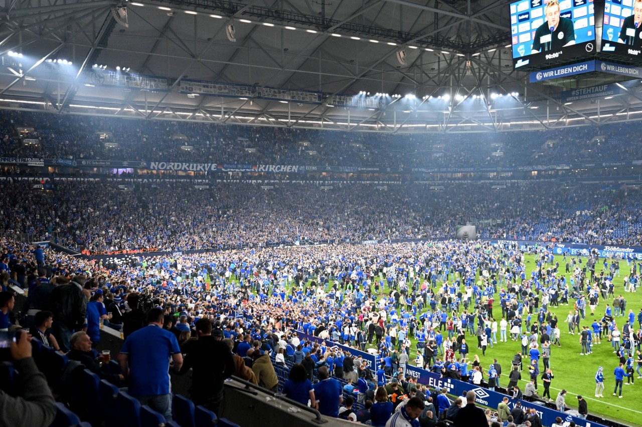 Die Schalker Fans stürmen den Platz nach Spielschluss.
