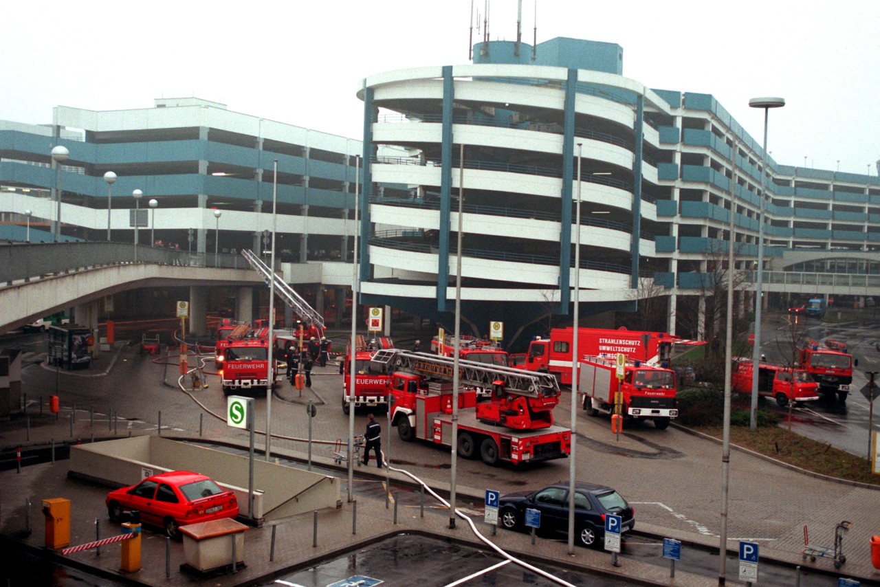 11. April 1996: Etliche Feuerwehrfahrzeuge stehen auf dem Gelände des Düsseldorfer Flughafens. Es war die schwerste Brandkatastrophe auf einem deutschen Verkehrsflughafen aller Zeiten.