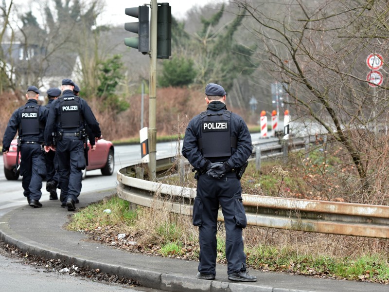 Die Polizei fahndet „mit Hochdruck“ nach Marcel H.. Dabei sind auch Beamte der Bereitschaftspolizei im Einsatz. Hinweise nimmt die Polizei Bochum unter der Rufnummer (0234) 909-4441 entgegen.