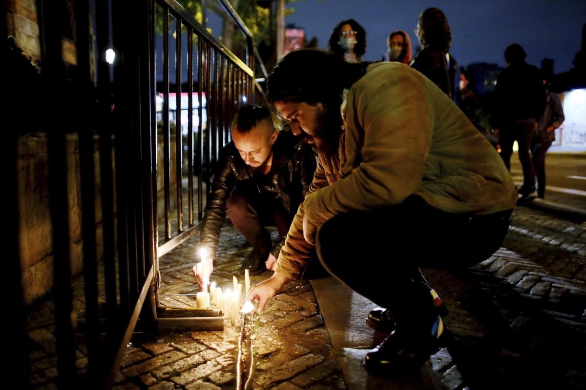 Taylor Hawkins ist tot: Vor seinem Hotel in Bogotá versammeln sich trauernde Fans.