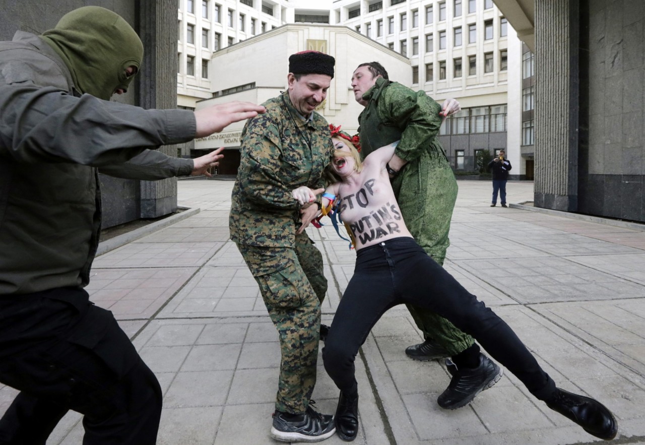Zwei Femen Aktivistinnen protestierten in der Krim-Hauptstadt Simferopol barbusig gegen Putins Ukraine Politik. Sicherheitskräfte nahmen die beiden Frauen in Gewahrsam.