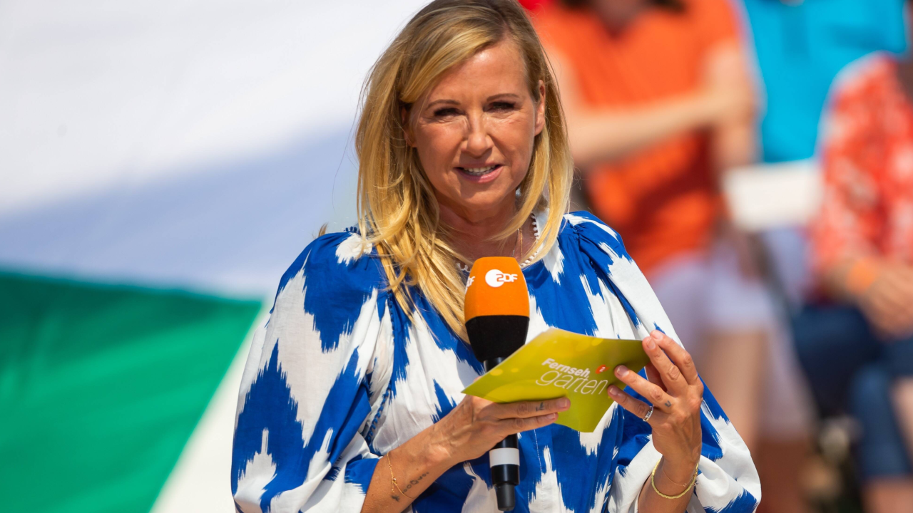 ZDF-Star Andrea Kiewel moderiert den „Fernsehgarten“. Ein Star legte nun aber eine Beichte ab.