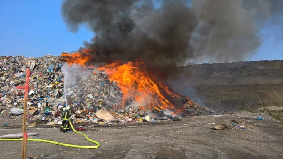 Juni 2018: Ein Foto der Feuerwehr zeigt, wie hoch der Müll aufgetürmt war. 