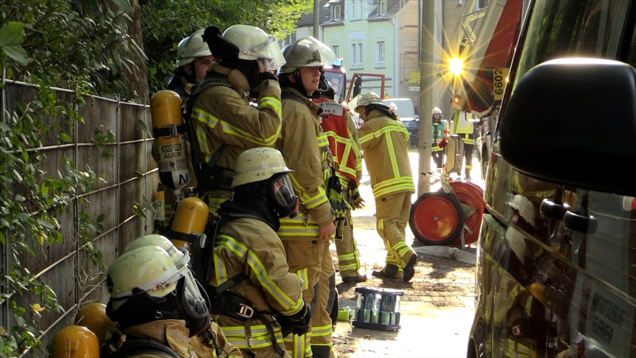 Einsatzkräfte der Feuerwehr Duisburg bei der Brandbekämpfung in Bruckhausen.