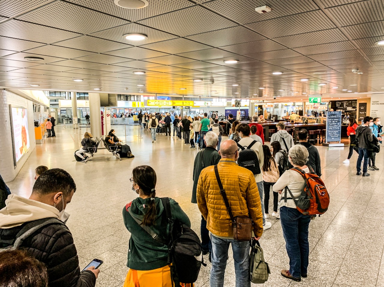 Am Flughafen in Düsseldorf hielten sich die Wartezeiten zum Ferien-Beginn in Grenzen, anders als bei vielen anderen Airports. (Symbolbild)