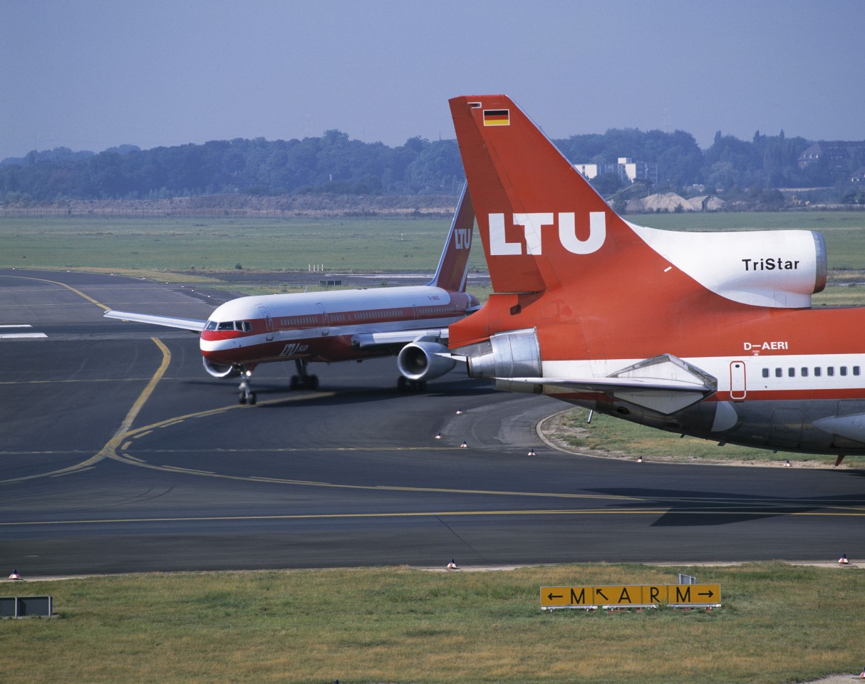 Flughafen Düsseldorf: In dem historischen Video sind auch alte LTU-Maschinen zu sehen, wie hier aus dem Jahre 1989. (Archivbild)